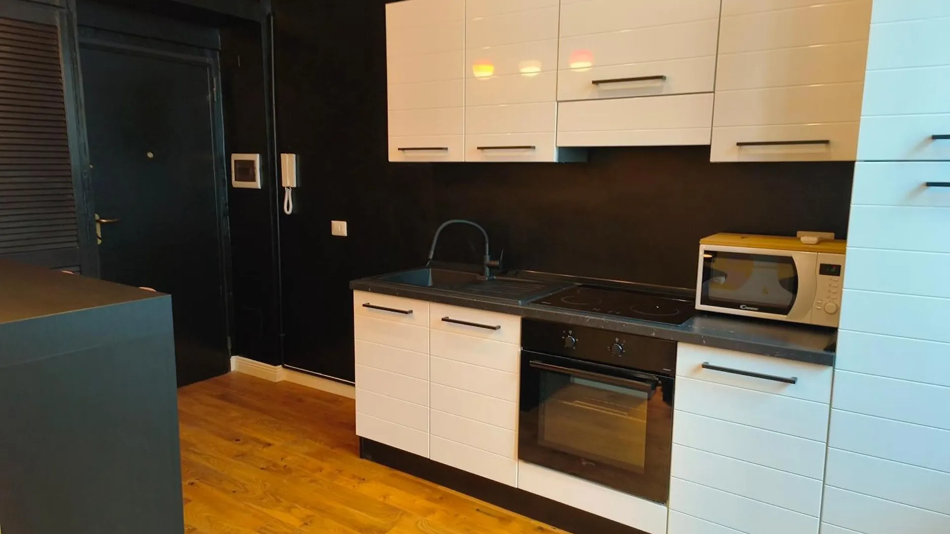 Apartment Designed 2 Rooms In Milan Urban With Ac, Wifi And Subway